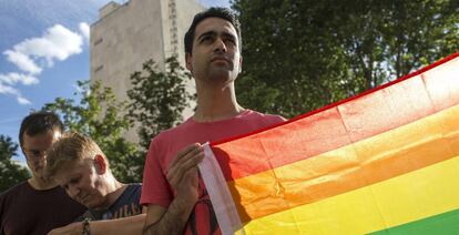 Miembros de Colegas Confederación LGBT frente a la Embajada de EE UU en Madrid.