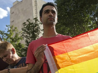 Miembros de Colegas Confederación LGBT frente a la Embajada de EE UU en Madrid.