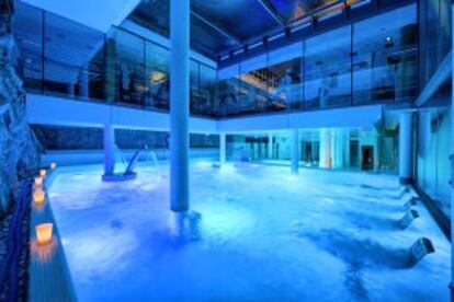 Piscina termal del balneario La Hermida, en Cantabria.