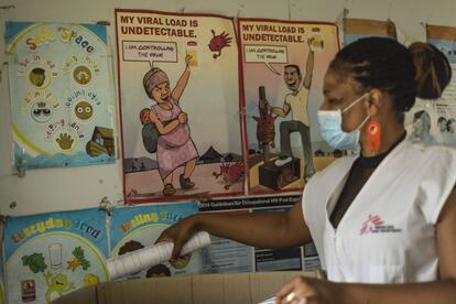 La subcoordinadora de proyectos de MSF; Deliwe Dlamini-Ndovu, enseña algunos de los pósteres informativos que se colocaron en centros de salud de toda la región. En cada uno de ellos se comenzaron a ofrecer servicios como los test de detección de VIH y tuberculosis, pero también otros muy útiles: como la medida del azúcar en sangre (en este país más de 4,5 millones de adultos, el 12,5% de todos, son diabéticos), toma de tensión, pruebas de embarazo, rastreo de contactos, reparto de preservativos masculinos y femeninos...