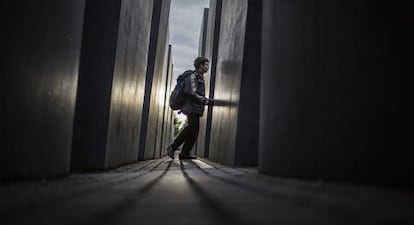 Uma criança visita o monumento aos judeus europeus mortos, em Berlim.