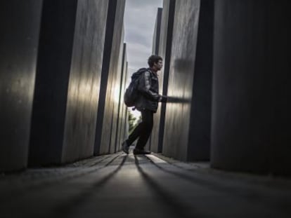 Uma criança visita o monumento aos judeus europeus mortos, em Berlim.