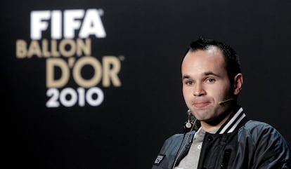 Iniesta, segundo clasificado en el Balón de Oro 2010, durante la conferencia de prensa en Zúrich previa a la entrega del galardón.