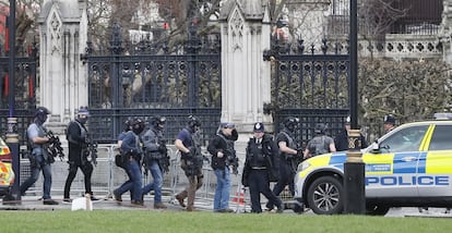 Um grupo de policiais em frente no Parlamento.