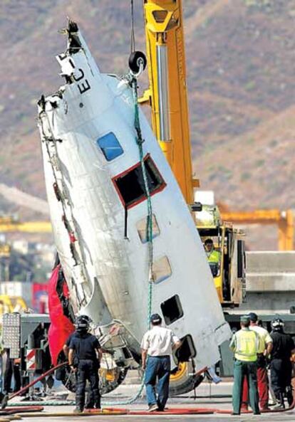 Parte del fuselaje del helicóptero que se precipitó al mar en Tenerife.