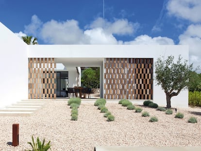 La entrada a la casa se ha diseñado con grava formada a partir de piedras de marés (un tipo de arenisca autóctona de las islas Baleares) y vegetación local como el romero, el jazmín y el olivo.