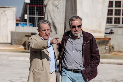 Los eurodiputados de Vox, Hermann Tertsch (izquierda) y Juan Carlos Girauta (derecha), durante la concentración para pedir elecciones generales, este domingo en Madrid.