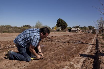 Darío Díaz, intendente de la localidad de Añelo, en la carretera que lleva al yacimiento Vaca Muerta.