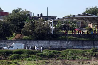 Personal del Servicio Médico Forense de Morelos resguarda los cadáveres de dos jóvenes asesinados en el paraje conocido como Laguna Seca en Jiutepec, Morelos el 10 de diciembre del 2021.