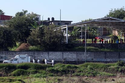 Personal del Servicio Médico Forense de Morelos resguarda  los cadáveres de dos jóvenes asesinados en el paraje conocido como Laguna Seca en Jiutepec, Morelos el 10 de diciembre del 2021. 