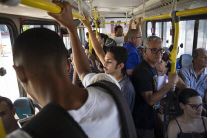 Patrick tarda dos horas en llegar al colegio. Tiene que coger dos autobuses.