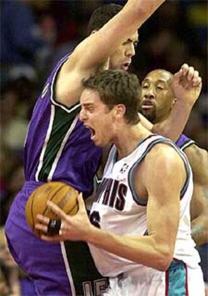 Pau Gasol se abre paso entre los jugadores de los Bucks, Daniel Santiago y Brian Skinner.