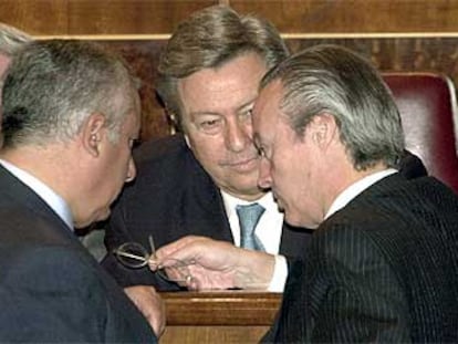 De izquierda a derecha: Javier Arenas, Luis de Grandes y Josep Piqué, ayer en el Congreso de los Diputados.