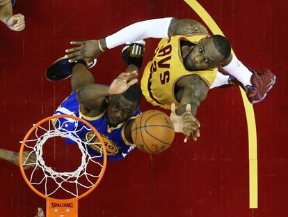 Barnes y LeBron James luchan por un rebote.