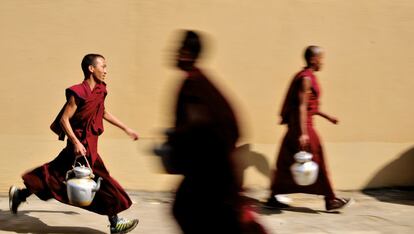 Monjes budistas tibetanos se dirigen a servir el té de mantequilla tibetana a los asistentes a las enseñanzas Janchup Lamrim en Bylakuppe, a unos 135 kilómetros al oeste de Bangalore, India.