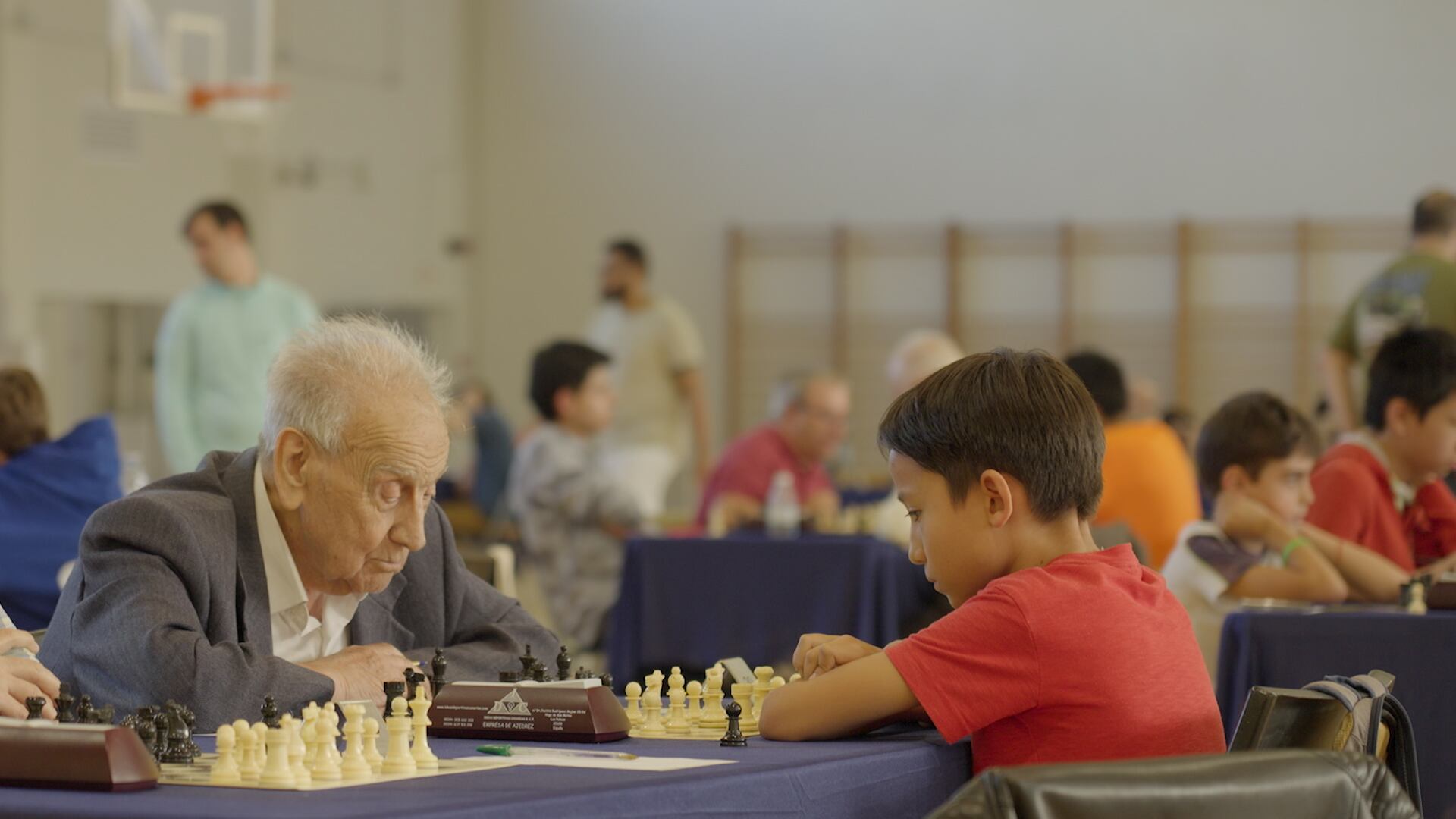 Manuel Álvarez Escudero y Félix Álvarez Lee durante un momento de la partida de ajedrez, este jueves en Madrid.