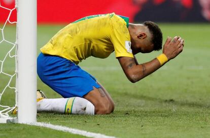 Neymar se lamenta en los últimos minutos del partido por no poder anotar.