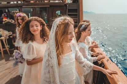 Los vestidos de comunión de Mon Air, que podrían pasar por novias en miniatura, revolucionaron el sector.