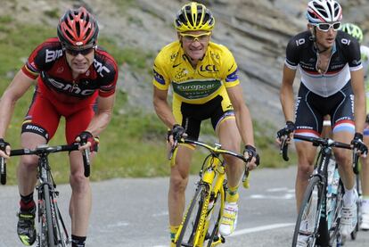 Los corredores Cadel Evans, Thomas Volckler y Frank Schleck persiguen a Alberto Contador.