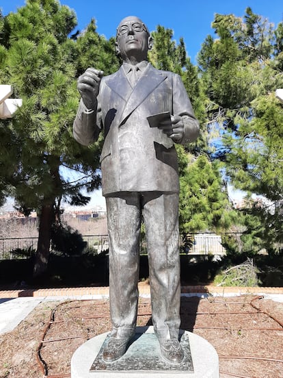 Escultura de Enrique Tierno Galván, en Madrid, obra de Francisco López.