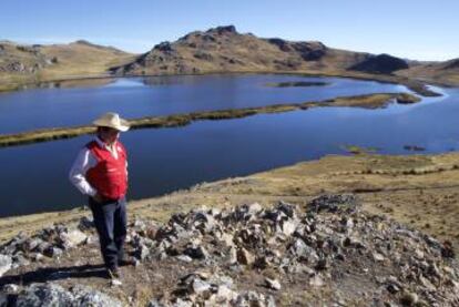 Arriba: Epifanio Condori, vecino de Chocopia, muestra el huerto que ha hecho crecer en el patio de su casa gracias al abastecimiento de agua por el represamiento de la laguna de Quescay. Abajo: Juan Suyo, director de Estudios y Proyectos Ambientales del Instituto del Manejo de Agua (IMA) del Gobierno regional Cuzco, junto a la laguna de Quescya.