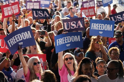 Asistentes al mitin de Kamala Harris en Charlotte (Carolina del Norte).