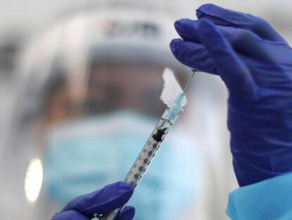 Europa da el aval a extraer una sexta dosis de los viales de la vacuna de Pfizer