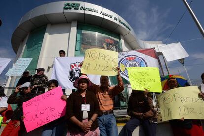 Manifestantes en contra del alza de tarifas eléctricas en México.