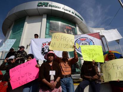 Manifestantes en contra del alza de tarifas eléctricas en México.