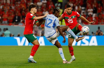 Yahya Attiat-Allah, de Marruecos, y Nico Williams, de España, disputan el balón en el partido que enfrentó a sus selecciones en los octavos del Mundial, el pasado 6 de diciembre.