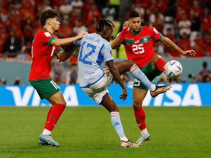 Yahya Attiat-Allah, de Marruecos, y Nico Williams, de España, disputan el balón en el partido que enfrentó a sus selecciones en los octavos del Mundial, el pasado 6 de diciembre.