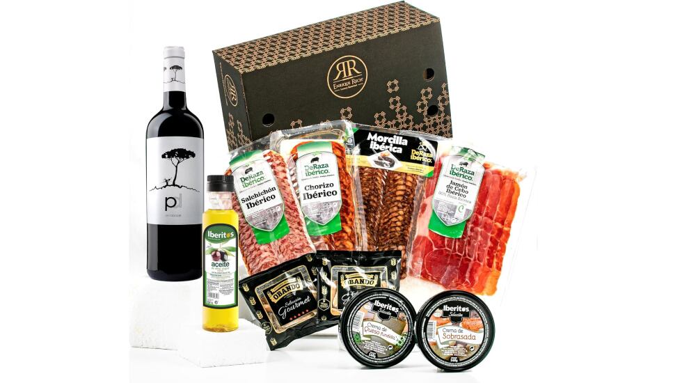 Cesta gourmet con embutidos ibéricos, de Enrique Rech.