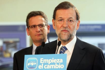 Rajoy y Basagoiti, durante su visita a Abadiño (Bizkaia).