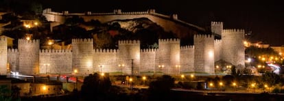 Las murallas de Ávila, iluminadas por la noche.