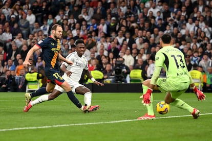 Vinicius Junior marca el segundo gol ante el Girona. 