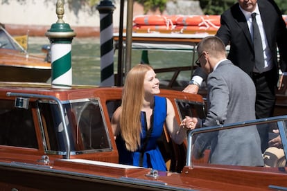 Amy Adam y Jeremy Renner llegan al Lido durante el festival de cine de Venecia.