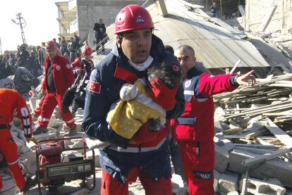 Un socorrista rescata a un beb localizado en un edificio en ruinas en Ercis, la ciudad ms afectada por el sesmo del sureste turco.