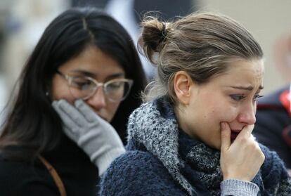 Un total de 23 personas han sido detenidas en las redadas que las fuerzas de seguridad francesas han realizado en las últimas horas. En la imagen, una mujer llora este lunes frente al restaurante Le Carillon en París.