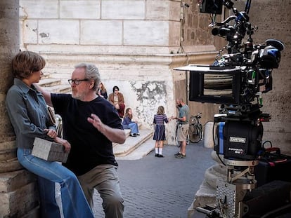 Ridley Scott con la actriz Michelle Williams durante el rodaje de 'Todo el dinero del mundo'.