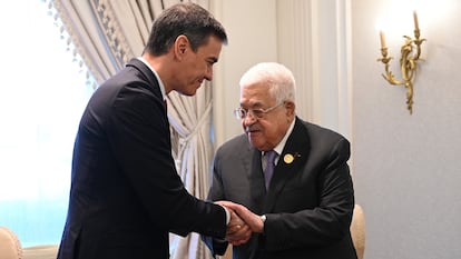 El jefe del Gobierno, Pedro Sánchez, a la izquierda, saluda al residente de la Autoridad Nacional Palestina, Mahmud Abbas, en octubre pasado en El Cairo (Egipto).