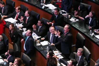 La bancada del PRI en el Senado, tras la votaci&oacute;n de la ley de ingresos.