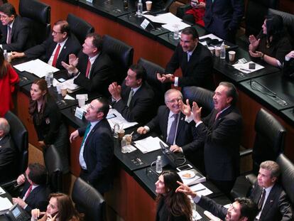 La bancada del PRI en el Senado, tras la votaci&oacute;n de la ley de ingresos.