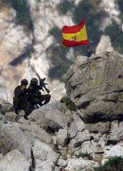 Dos soldados españoles en la isla de Perejil momentos después de colocar la bandera española.
