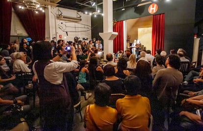 Recital de poesía en l'Horiginal. Foto: Llibert Teixidó / La Vanguardia