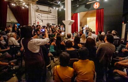 Recital de poesía en l'Horiginal. Foto: Llibert Teixidó / La Vanguardia