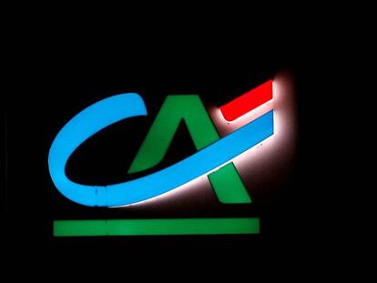 Logo de Credit Agricole en una sucursal de Vertou, cerca de Nantes.