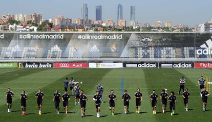 El entramiento del equipo blanco, con la ciudad de Madrid en el horizonte.