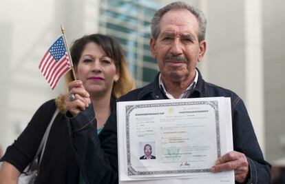 Guillermo Román Chávez, tras obtener el certificado de ciudadanía de EE UU el viernes en Ontario, California.