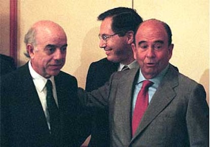 Francisco González (izquierda) y Emilio Botín, durante un encuentro celebrado en octubre de 1999.