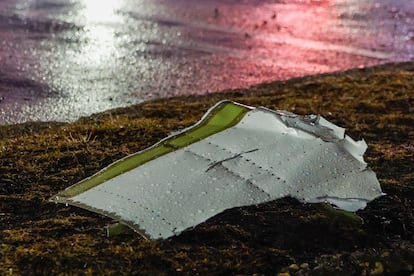 Restos del fuselaje del avión accidentado en una zona próxima al accidente.